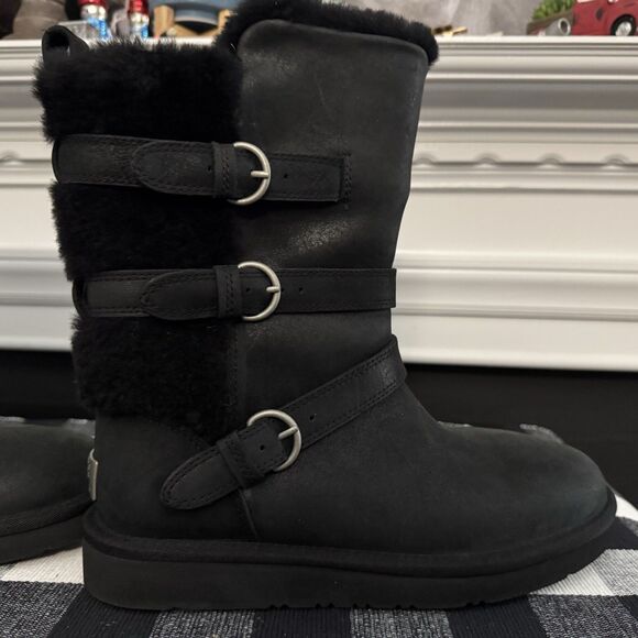 UGG Becket Black Womens Leather Sheepskin Buckle Short Boots Sz 7